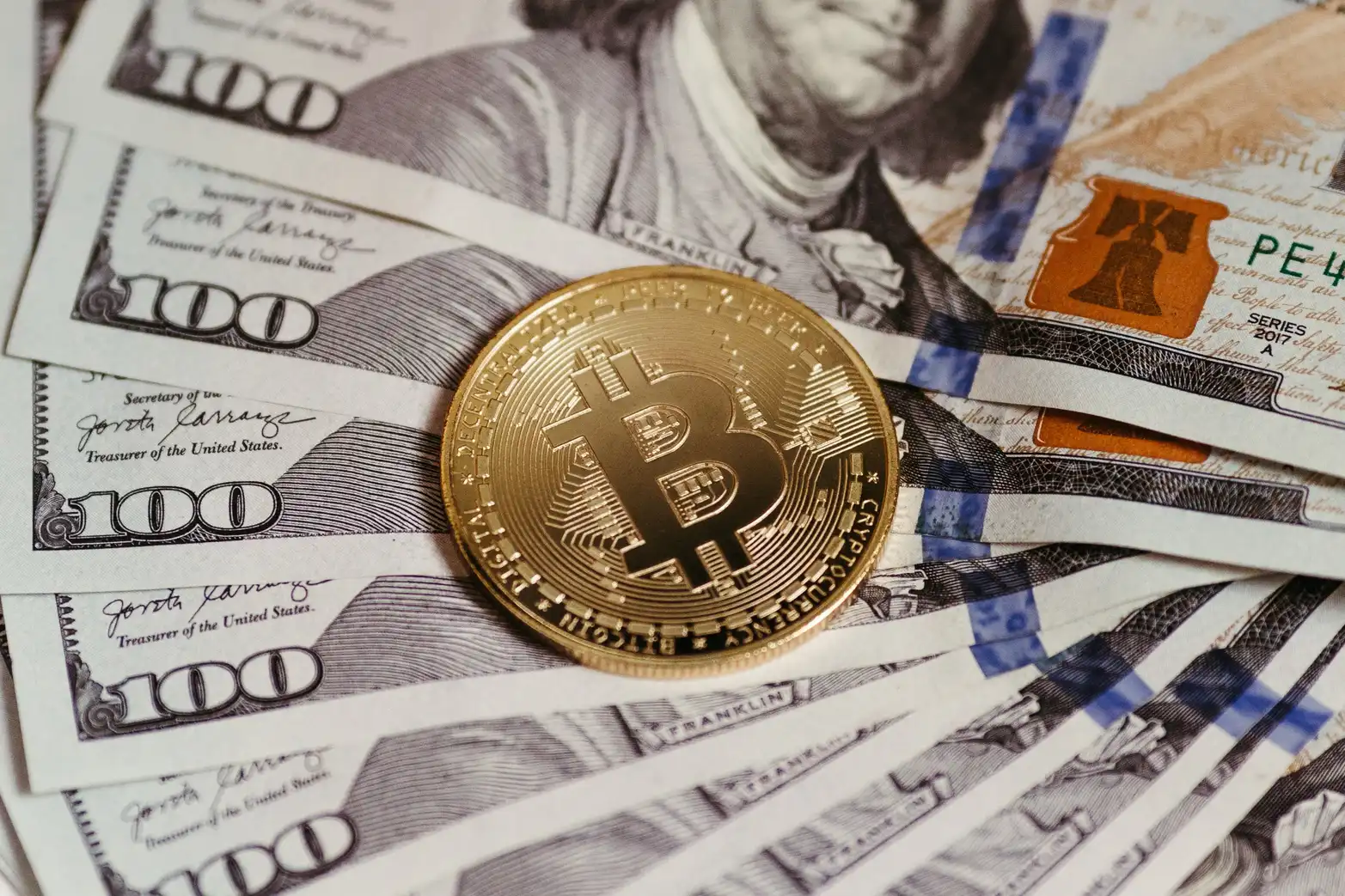 Bitcoin på amerikanske dollarsedler