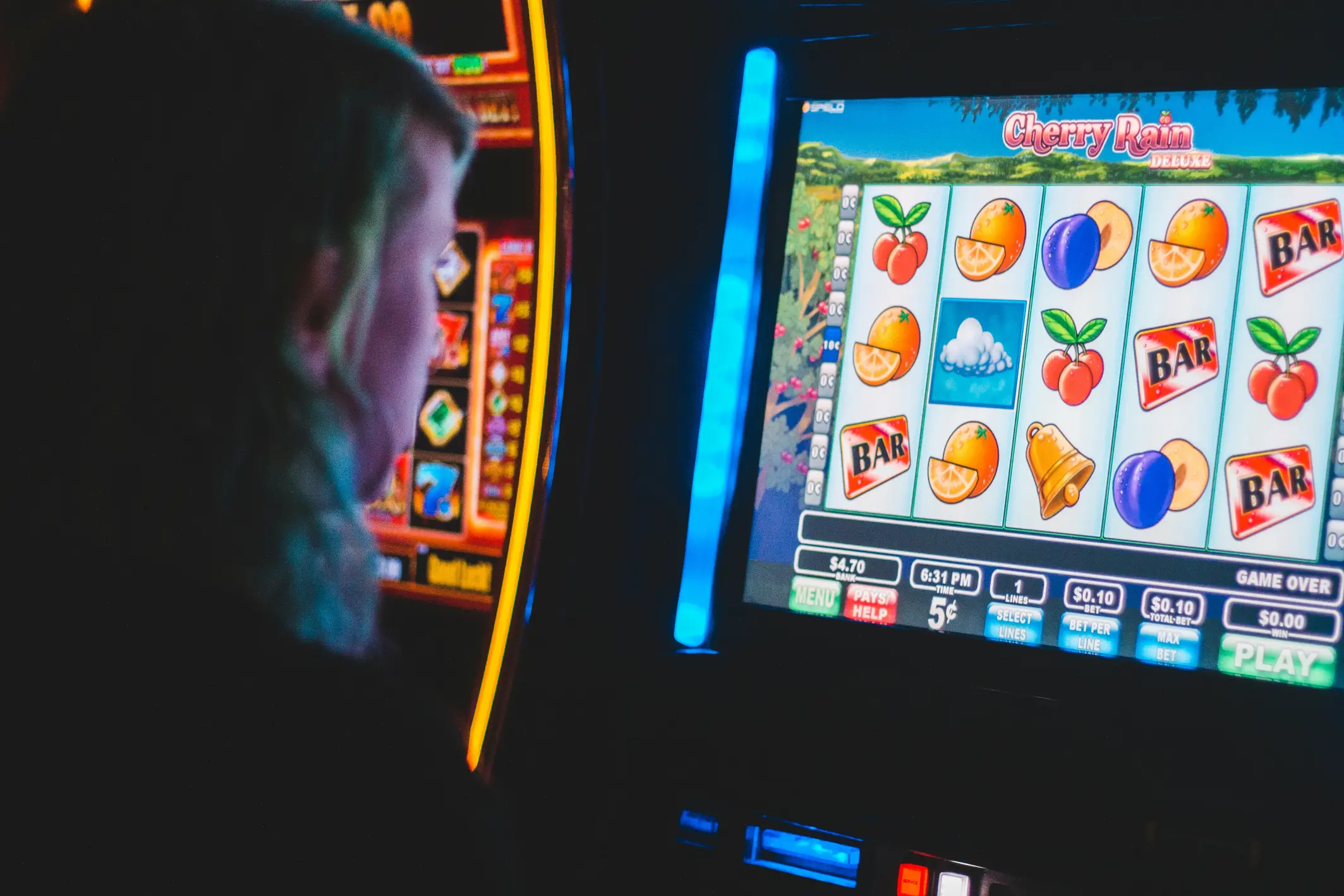 Person spiller på en digital spilleautomat