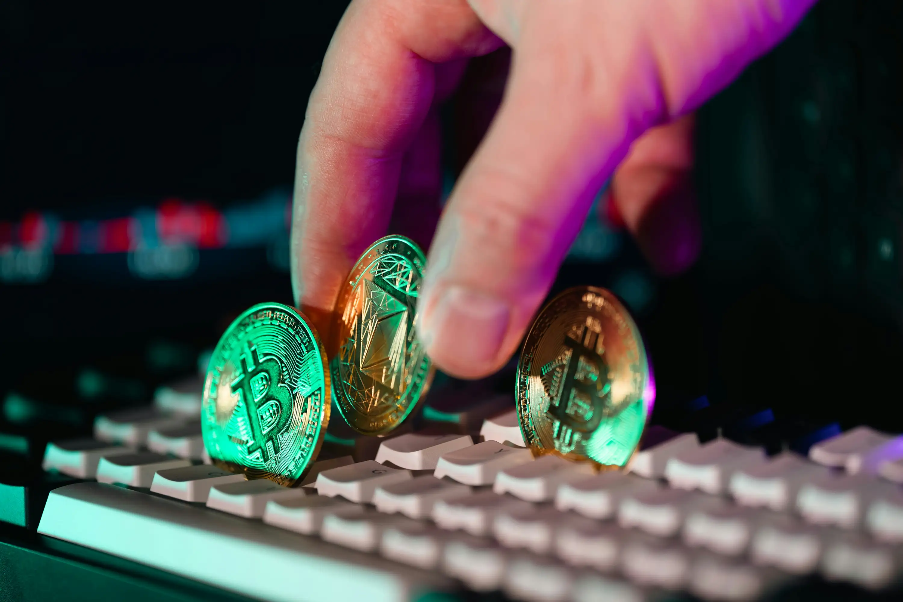 Kryptomynter på et opplyst tastatur