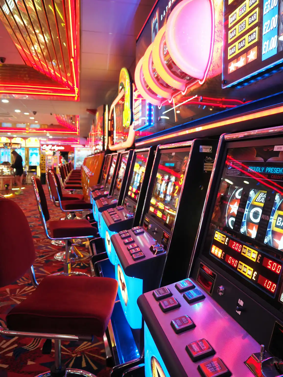 Rad med moderne spilleautomater i et casino